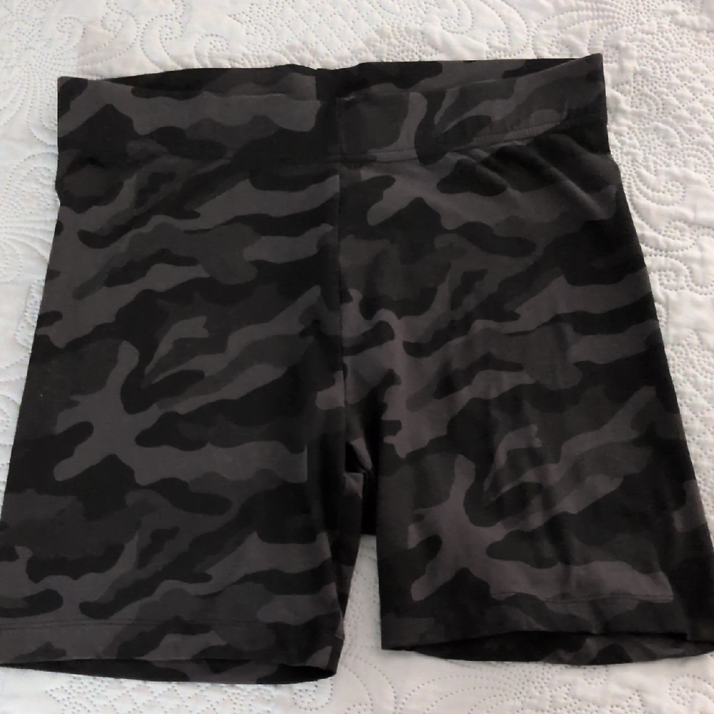 💲⬇️Old Navy Women's Black Camouflage Bike Shorts